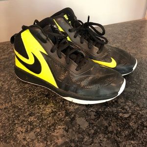Black and yellow Nike basketball shoes sz 3y